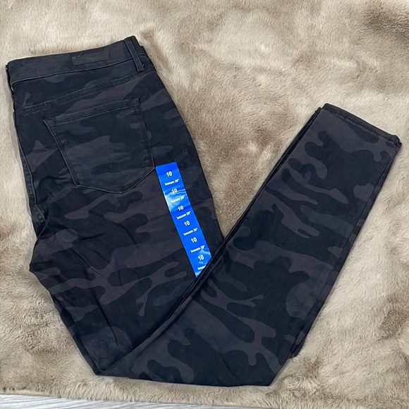 Social Standard by Sanctuary Women’s Camo Skinny Jeans - Picture 4 of 4